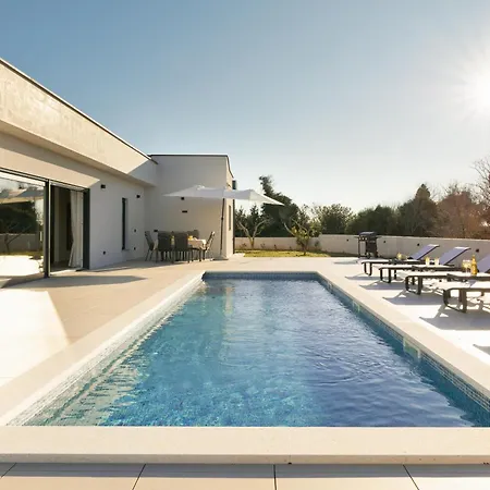 Haba - House With Pool For Families & Couples Sisan